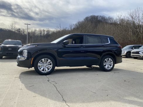 New 2026 Mitsubishi Outlander ES FWD image 2