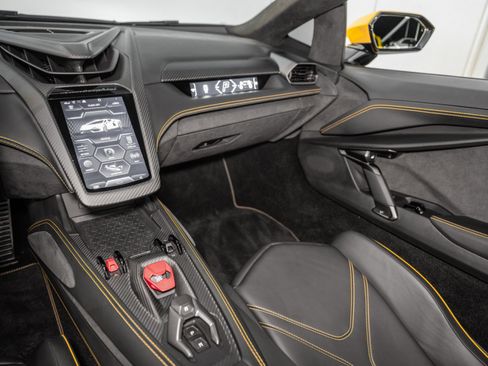Used 2024 Lamborghini Revuelto image 30