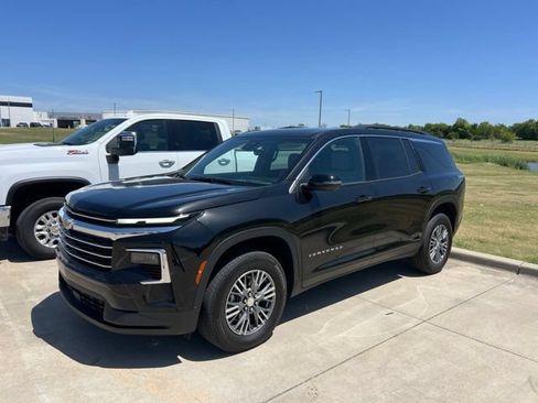 Used 2026 Chevrolet Traverse LT w/ Driver Confidence Package FWD image 1