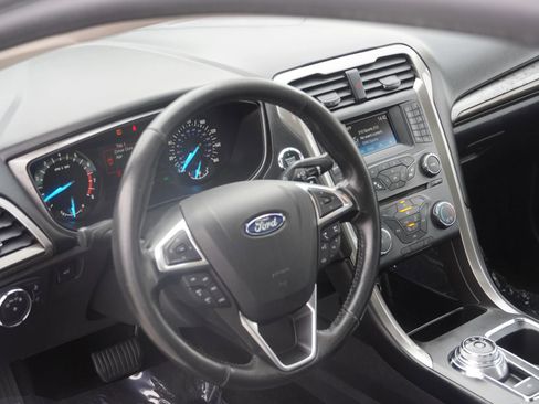 Used 2017 Ford Fusion SE image 6