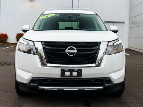 New 2025 Nissan Pathfinder SL image 2