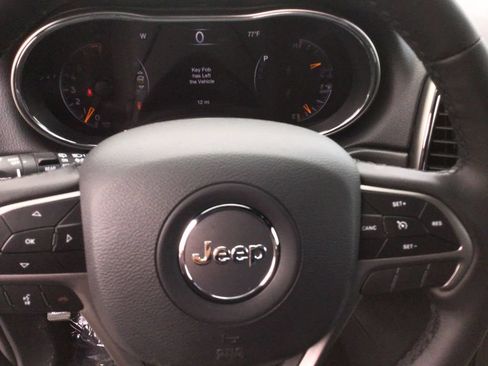 Used 2020 Jeep Grand Cherokee Laredo AWD/4WD image 13
