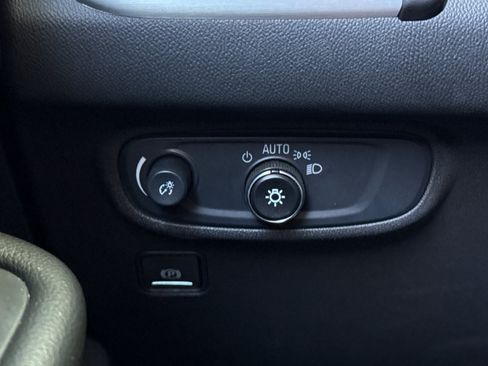 Used 2024 GMC Terrain SLE FWD image 34