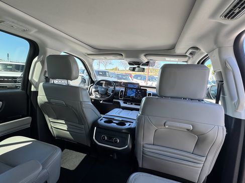 Used 2025 Ford Expedition Active image 28