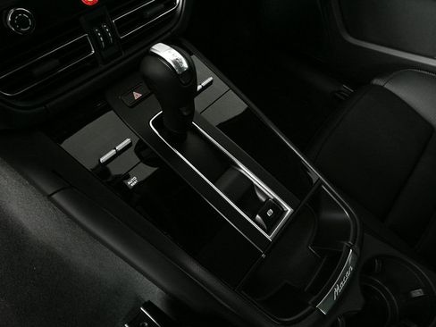 Certified 2025 Porsche Macan image 17