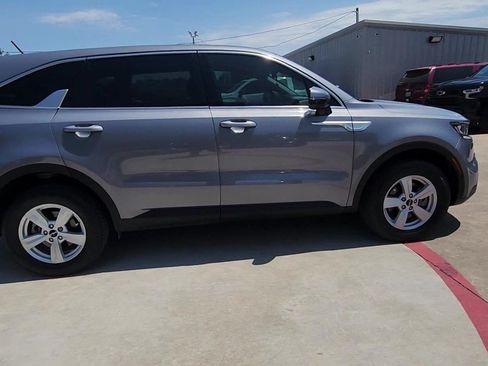 Used 2022 Kia Sorento LX AWD/4WD image 9