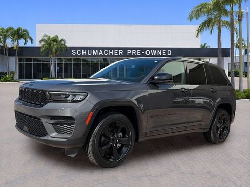 Used 2024 Jeep Grand Cherokee Altitude AWD/4WD image 3