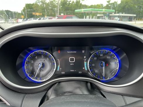 Used 2020 Chrysler Pacifica Touring-L Plus w/ Advanced Safetytec Group FWD image 23