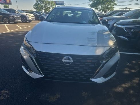 Used 2025 Nissan Altima 2.5 SR FWD image 2