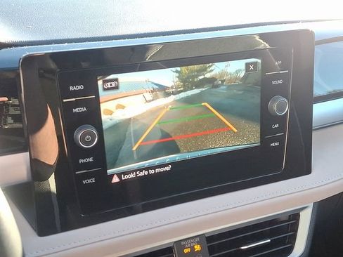 Certified 2025 Volkswagen Taos SE w/ Panoramic Sunroof Package image 24