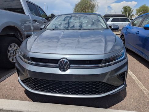 Used 2025 Volkswagen Jetta SE FWD image 2