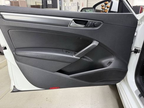 Used 2018 Volkswagen Passat 2.0T R-Line w/ R-Line Lighting Package FWD image 10