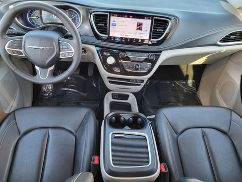 Certified 2024 Chrysler Pacifica Limited FWD image 20