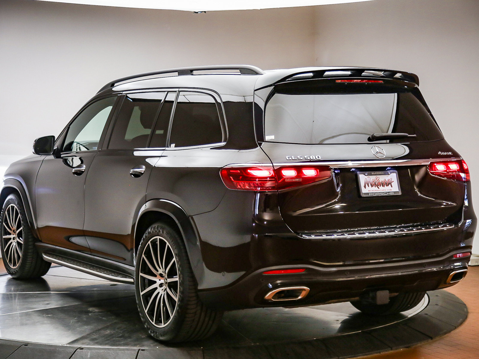 Used 2024 Mercedes-Benz GLS 580 4MATIC image 4