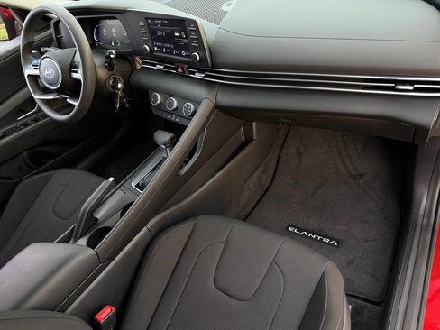 Certified 2025 Hyundai Elantra SE w/ Cargo Package image 22