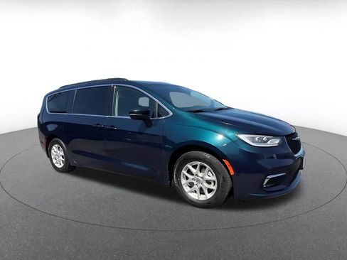 Used 2022 Chrysler Pacifica Touring-L FWD image 2