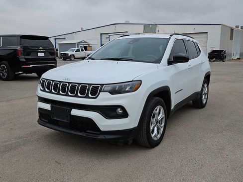 Used 2025 Jeep Compass Latitude AWD/4WD image 4