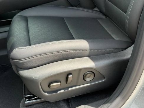 New 2027 Chevrolet Equinox LT w/ Convenience Package II FWD image 19