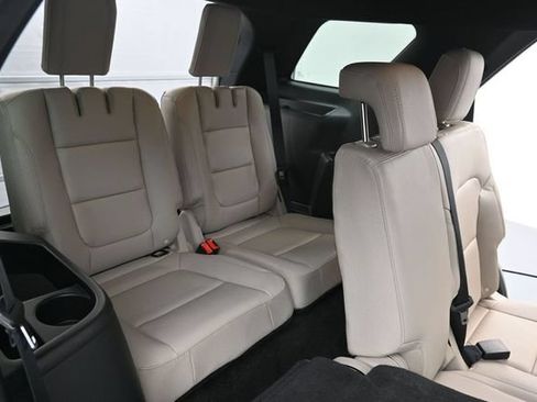 Used 2018 Ford Explorer XLT w/ Equipment Group 202A FWD image 34