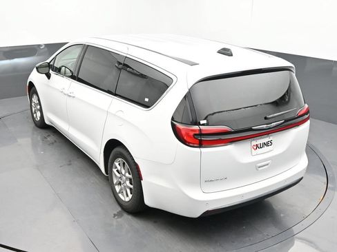 Used 2025 Chrysler Pacifica Select FWD image 35