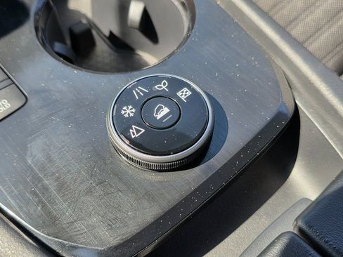 Used 2025 Nissan Rogue SV image 34