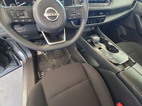 Used 2024 Nissan Rogue S FWD image 11