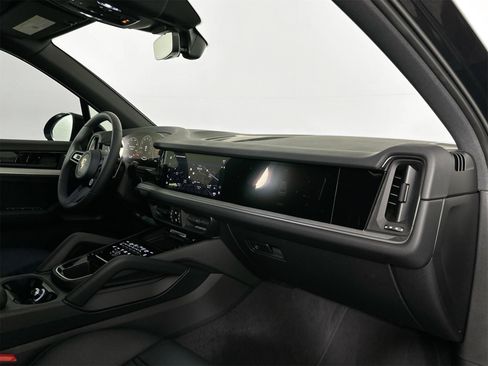 Certified 2025 Porsche Cayenne image 30