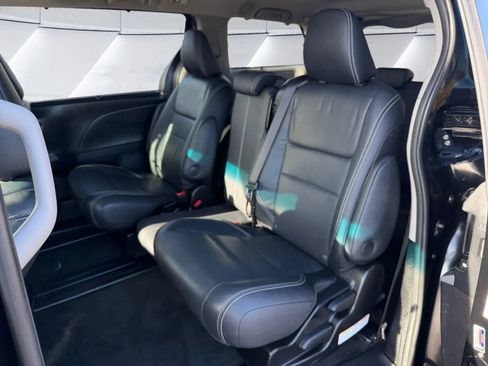 Used 2017 Toyota Sienna SE Premium image 13