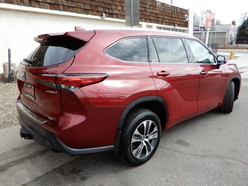 Used 2021 Toyota Highlander XLE image 5