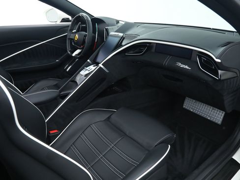 Certified 2025 Ferrari Roma Spider RWD image 21