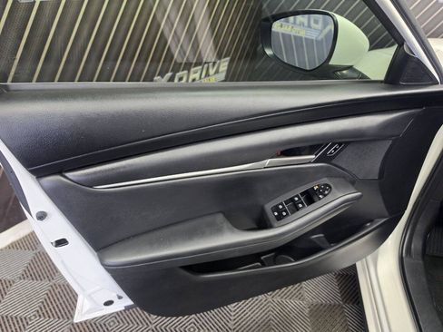 Used 2020 MAZDA MAZDA3 Hatchback FWD image 10