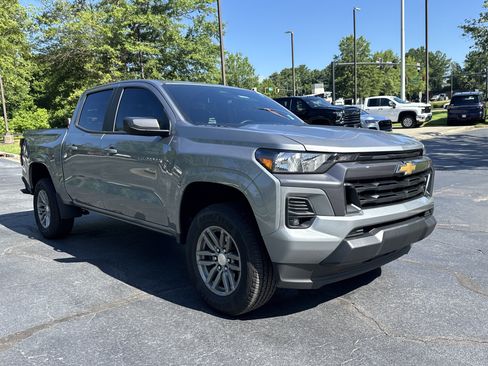 Used 2024 Chevrolet Colorado LT w/ LT Convenience Package RWD image 3