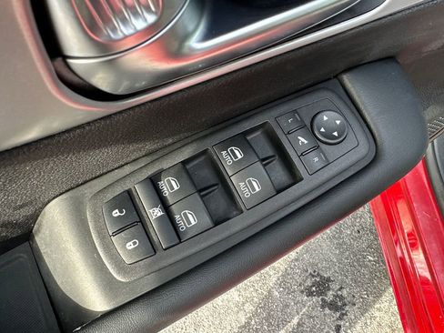 Used 2025 Chrysler Pacifica Limited image 18