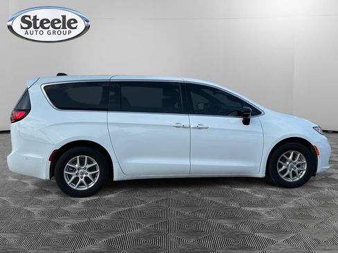 New 2025 Chrysler Pacifica Select image 6