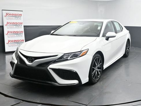 Used 2023 Toyota Camry SE FWD image 4