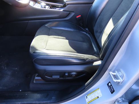 Used 2023 Jeep Grand Cherokee L Laredo image 39