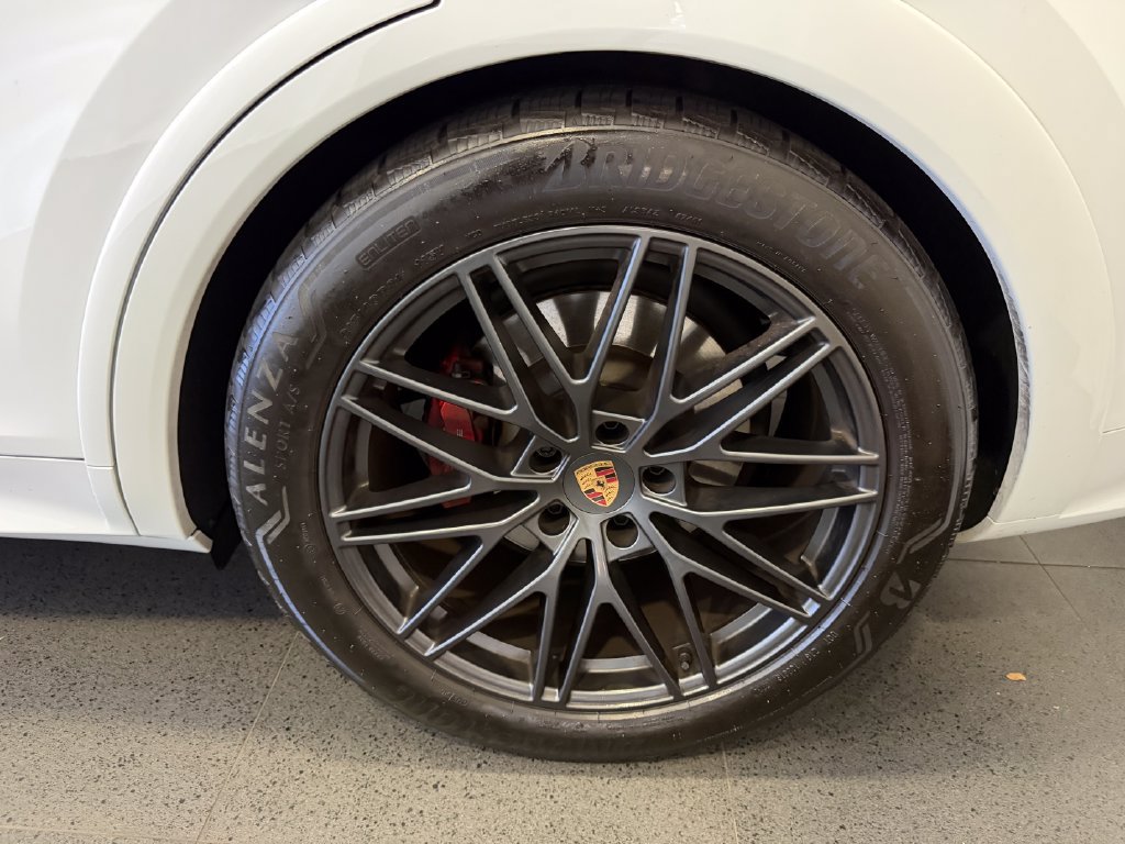 Used 2025 Porsche Cayenne GTS AWD/4WD image 11
