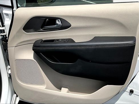 Used 2024 Chrysler Pacifica Touring-L FWD image 29