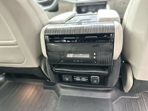 Used 2022 Jeep Wagoneer Series III w/ Premium Group I AWD/4WD image 25