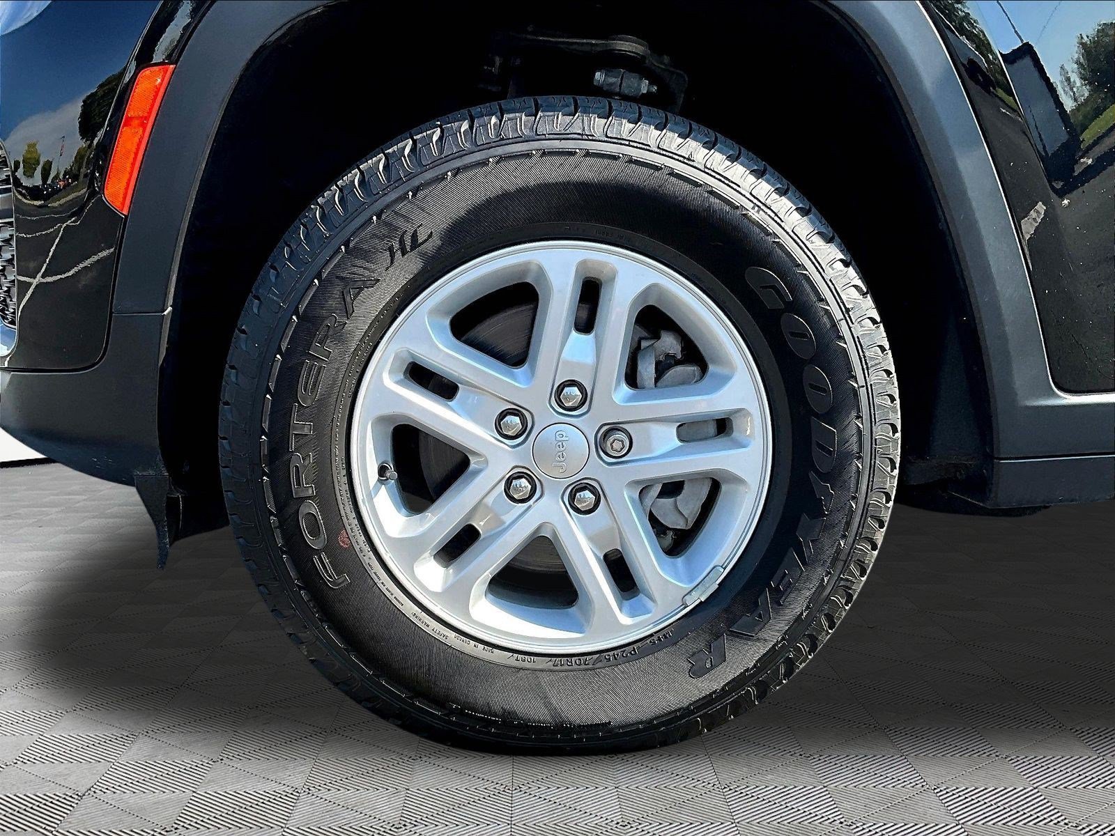 Used 2023 Jeep Grand Cherokee Laredo w/ Trailer Tow Prep Group (B) AWD/4WD image 33