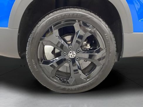 Certified 2025 Volkswagen Taos SE AWD/4WD image 24