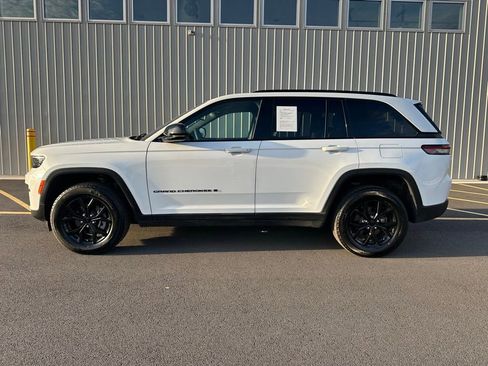 Used 2024 Jeep Grand Cherokee Altitude image 4