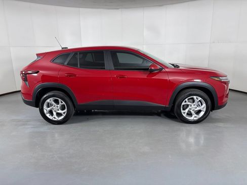 New 2026 Chevrolet Trax LS w/ LS Convenience Package FWD image 11