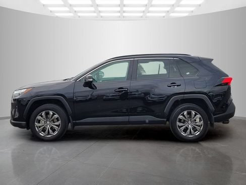 Used 2022 Toyota RAV4 XLE Premium AWD/4WD image 7