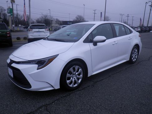 Used 2025 Toyota Corolla LE image 3