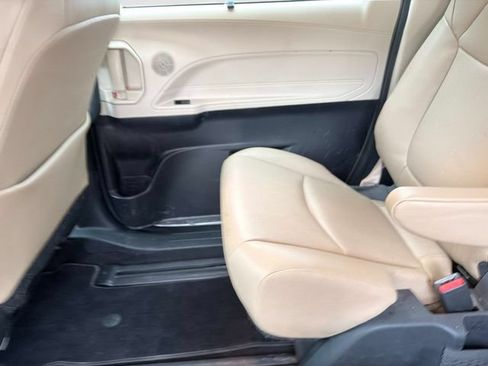 Used 2024 Toyota Sienna XLE FWD image 14