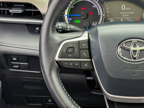 Used 2024 Toyota Highlander XLE AWD/4WD image 19