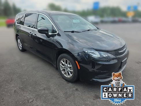 Used 2023 Chrysler Voyager LX FWD image 3