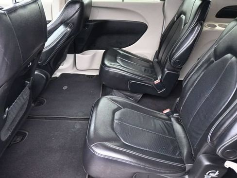 Used 2022 Chrysler Pacifica Touring-L FWD image 25