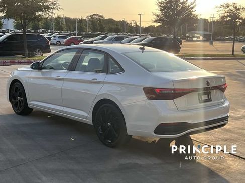 Used 2026 Volkswagen Jetta SE FWD image 12
